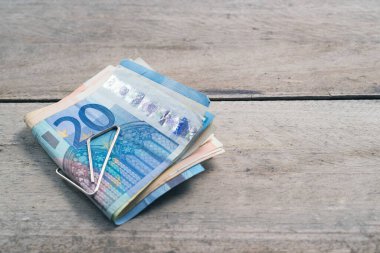 Tahta masaların üzerinde kırmızı elmalar