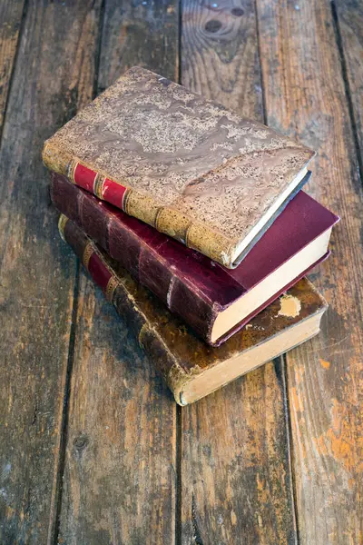 Ahşap zemin üzerine üç eski kitap