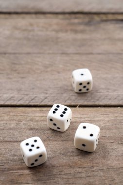 Tahta masaların üzerinde kırmızı elmalar