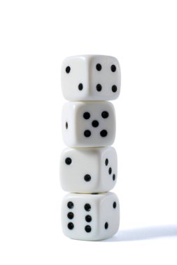 Tahta masaların üzerinde kırmızı elmalar