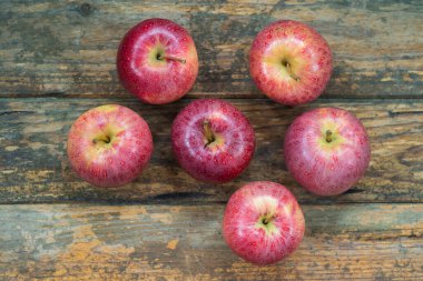 Tahta masaların üzerinde kırmızı elmalar