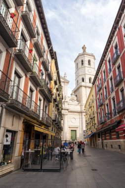 VADOLID, SPAIN - 1 Kasım 2016: Cascajares Caddesi 'nden katedral kulesinin görüntüsü