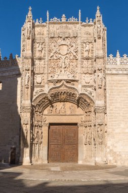 VìDOLID, SPAIN - NOVEMBER 7, 2016: Colegio de San Gregorio 'nun plateresk cephesi, şu anda heykel müzesi