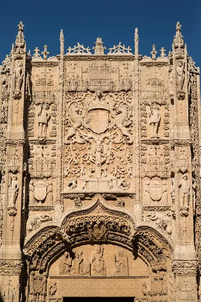 VìDOLID, SPAIN - NOVEMBER 7, 2016: Colegio de San Gregorio 'nun plateresk cephesi, şu anda heykel müzesi
