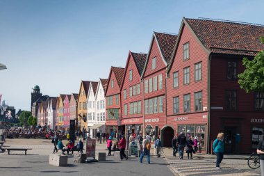 BERGEN, NORway - 1 Haziran 2017: Dünya Mirası Bölgesi Bryggen 'in yeniden inşa edilmiş Hanedan binalarının panoraması