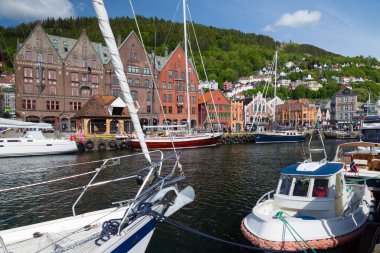 BERGEN, NORway - 1 Haziran 2017: Dünya Mirası Bölgesi Bryggen 'in yeniden inşa edilmiş Hanedan binalarının panoraması