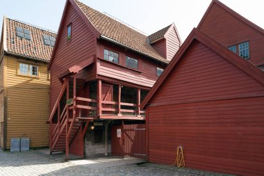 BERGEN, NORway - 1 Haziran 2017: Dünya Mirası Bölgesi Bryggen 'in yeniden inşa edilmiş Hanedan binalarının panoraması