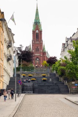 BERGEN, NORway - 1 Haziran 2017: St. John Kilisesi (Norveççe: Johanneskirken), Bergen belediyesinin Hordaland ilçesine bağlı bir kilisedir.