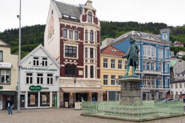 BERGEN, NORWay 1 HAZİRAN, 2017: Ludvig Holberg Heykeli, Holberg Baronu (3 Aralık 1684 - 28 Ocak 1754) 