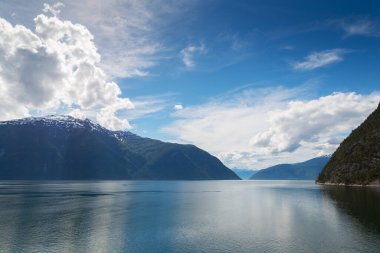 Norveç, Sognefjord 'dan geçiyor. Kaupanger yakınlarında