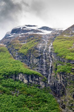 Şelaleler sularını Norveç 'teki Geiranger Buzulu' na döküyor.