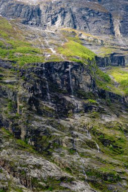 Şelaleler sularını Norveç 'teki Geiranger Buzulu' na döküyor.