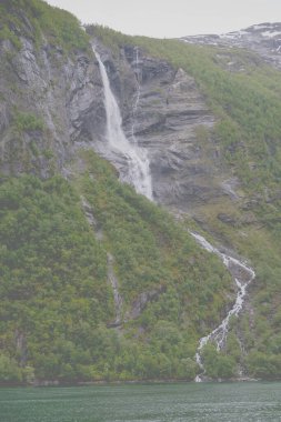 Şelaleler sularını Norveç 'teki Geiranger Buzulu' na döküyor.