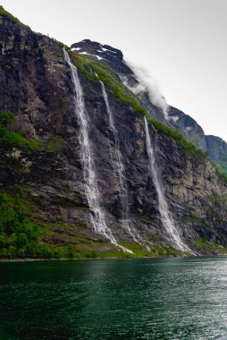 Şelaleler sularını Norveç 'teki Geiranger Buzulu' na döküyor.