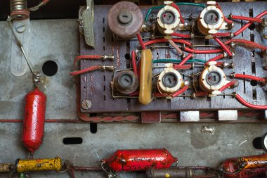 Eski bir elektrik devresine yakın çekim
