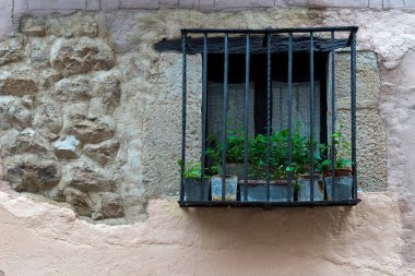 Sokakta metal tencereli pencere.