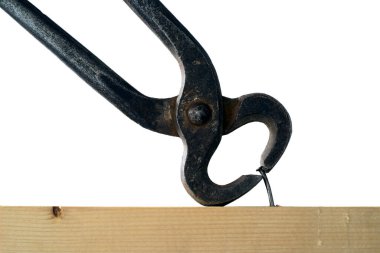 Kıskaçlar çiviyi çıkarıyor. İzole edilmiş