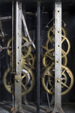 Eski bir sarkacın mekanizması