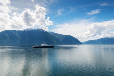 Norveç, Sognefjord 'dan geçiyor. Kaupanger yakınlarında