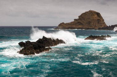 Atlantik Okyanusu 'nun dalgaları Madeira Adası kıyılarındaki kayalara çarptı.