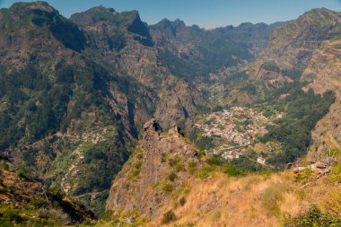 Madeira. Serrado 'nun bakış açısı. Arka planda Curral das Freira köyü