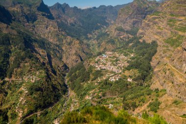 Madeira. Serrado 'nun bakış açısı. Arka planda Curral das Freira köyü