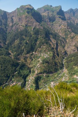 Madeira. Serrado 'nun bakış açısı. Arka planda Curral das Freira köyü