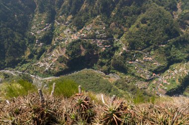 Madeira. Serrado 'nun bakış açısı. Arka planda Curral das Freira köyü