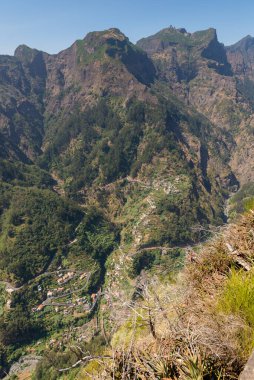 Madeira. Serrado 'nun bakış açısı. Arka planda Curral das Freira köyü