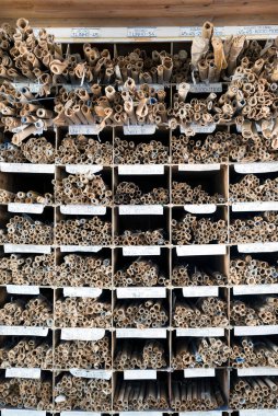 Kağıt rulolarla dolu eski ahşap raflar