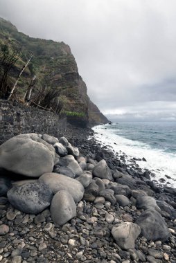 Madeira adasındaki siyah taşlardan oluşan kumsal