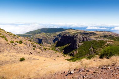 Portekiz 'in Madeira adasındaki Pico do Arieiro' dan manzara. Arka planda bir orman yangını