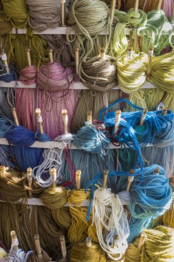 Değişik renklerdeki iplikçikler
