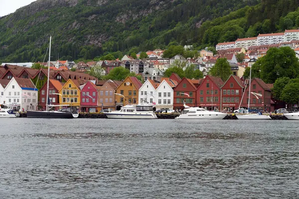 BERGEN, NORway - 1 Haziran 2017: Dünya Mirası Bölgesi Bryggen 'in yeniden inşa edilmiş Hanedan binalarının panoraması