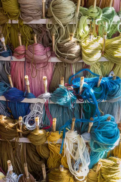 Değişik renklerdeki iplikçikler