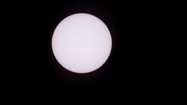 Güneş lekeleri ve uçan kuşlar.