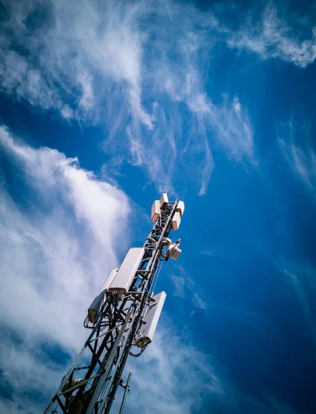 Mavi Gökyüzü Bulutların Altında Iletişim Anteni Alt Görünüm — Stok fotoğraf