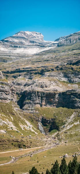 ピレネー山脈の馬尾の滝と高い山のピーク — ストック写真