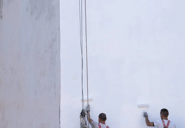 Nicht Wiederzuerkennende Maler Streichen Die Wand Weiß Über Das Gerüst — Stockfoto