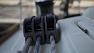 Yelkenli gemi hatlarının üzerinden kayan kamera, sığ alan derinliği