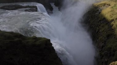 Döngülü Gullfoss şelalesi ve kanyonu ağır çekimde