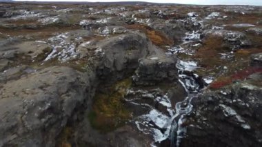 Kışın şelalenin üzerinden buzla kayan hava kamerası.