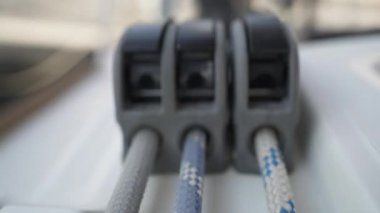 Saha derinliği derin yelkenli hatlarının üzerinden kayan kamera