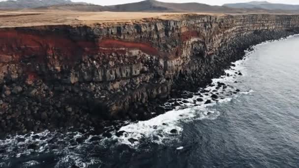 Okyanusa Yakın Kırmızı Katmanları Olan Büyük Kayalıklara Yaklaşıyorlar — Stok video