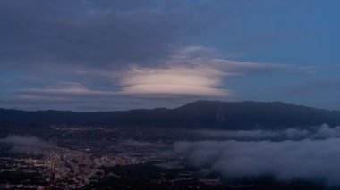 El Paso ve Los llanos şehirleriyle birlikte tüttüren volkan manzarası.