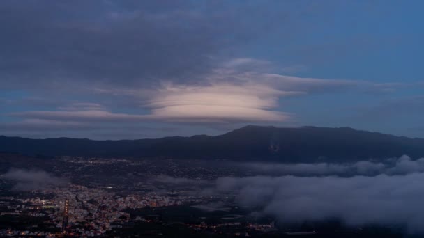 在黄昏的时候 随着埃尔帕索和洛斯利亚诺斯市的消失 正在冒着浓烟的卡夫布雷维加火山正在消逝 — 图库视频影像