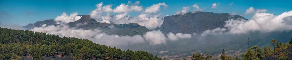 Taburiente Volkanının Bulutlarla Kaplı Muhteşem Manzarası — Stok fotoğraf