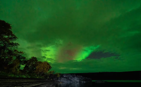Aurora Boreal Céu Nublado Sobre Lago Rochas — Fotografia de Stock