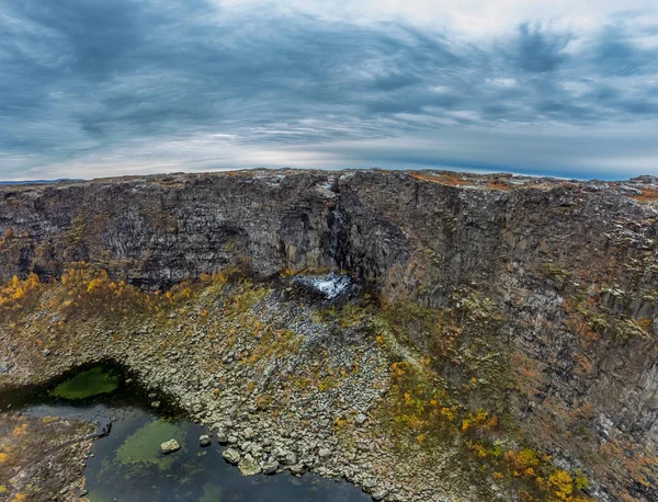 Widok Góry Wodospad Kanionu Asbyrgi Strumień Pod Chmurowym Krajobrazem Islandii — Zdjęcie stockowe