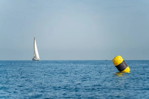 Boje Vordergrund Mit Verschwommenem Segelboot Hintergrund Und Textraum — Stockfoto